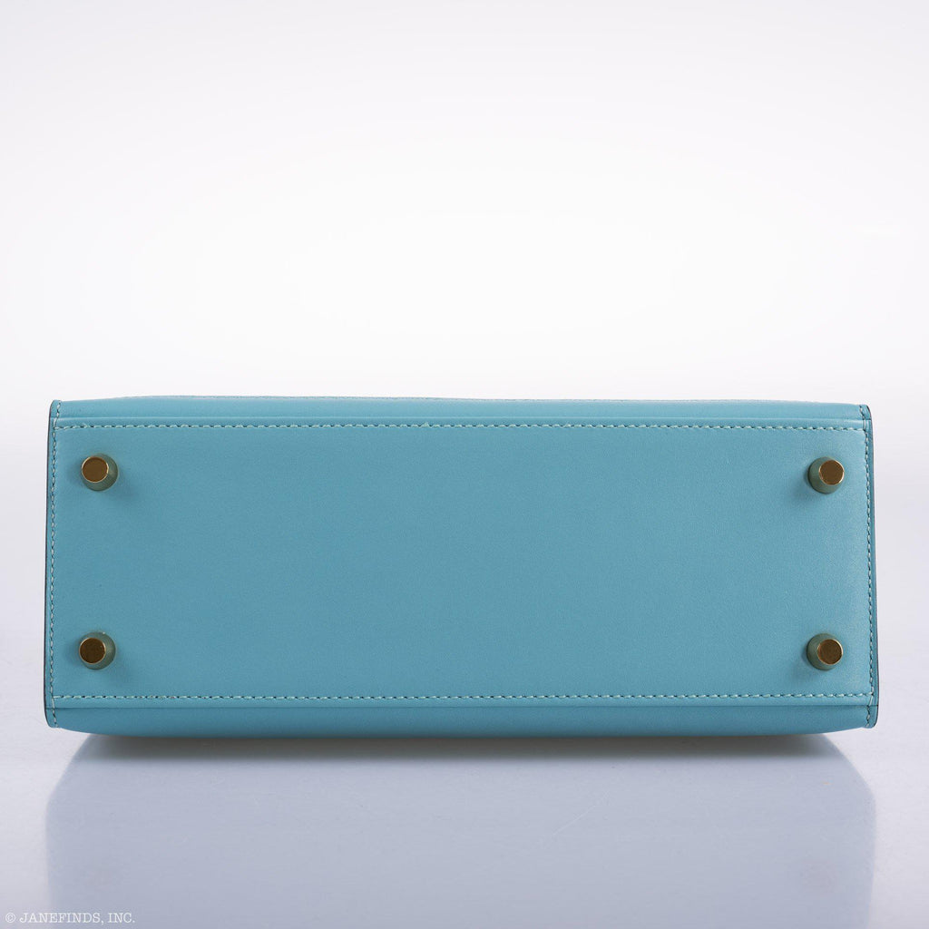 Top handle and flap closure of Kelly 25 in Blue Atoll Tadelakt
